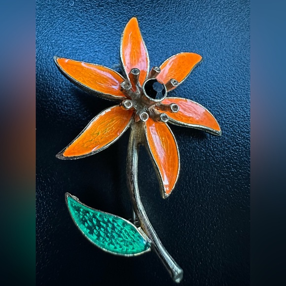 Vintage Florenza gold-tone and enamel flower brooch - Picture 2 of 5